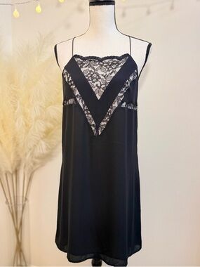 🌾‎ Express Lace-Trim Chemise Dress